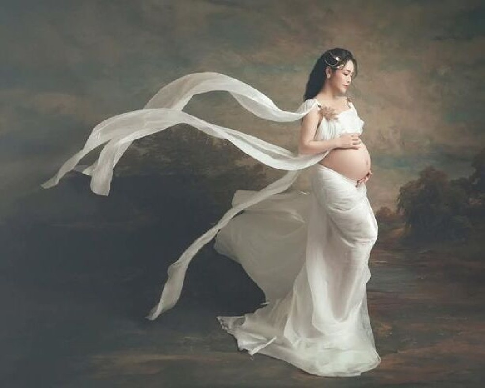 Pregnancy in Fashion: Visibility, Agency, and Form