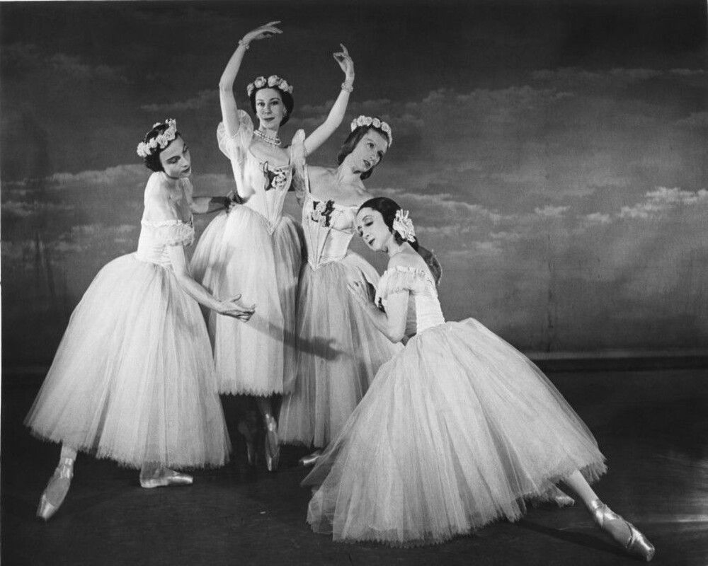 Costume as Kinetic Thought: Dance, Theatre, and the Rewriting of the Performing Body in the 20th Century